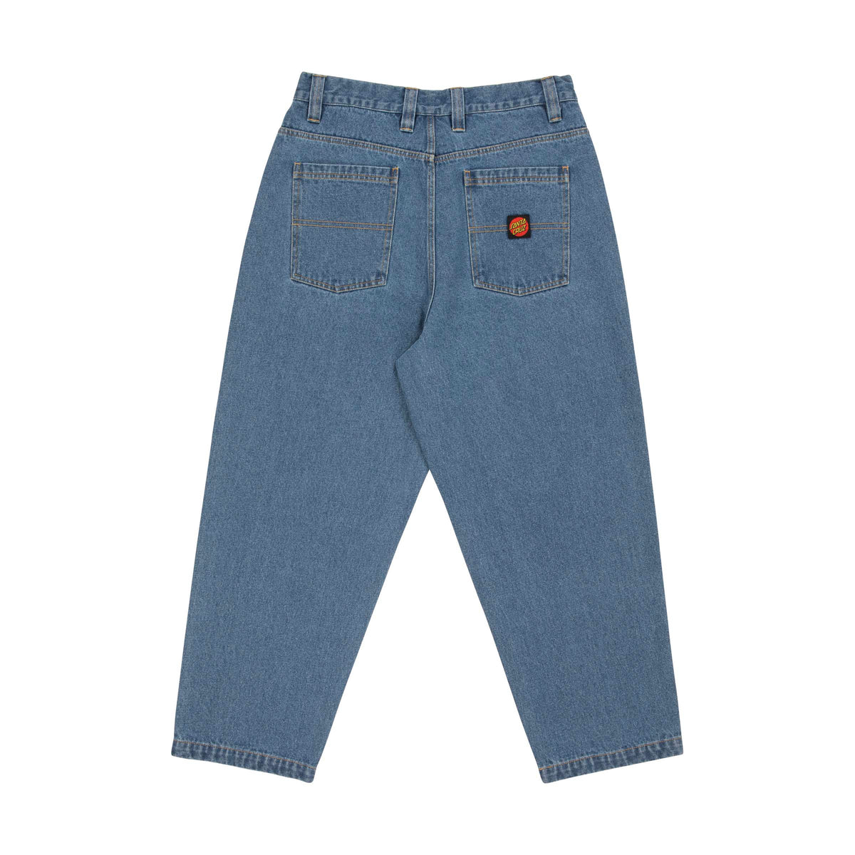 Dos du pantalon très large en denim bleu moyen, avec poches plaquées et petit détail rouge sur la poche arrière droite