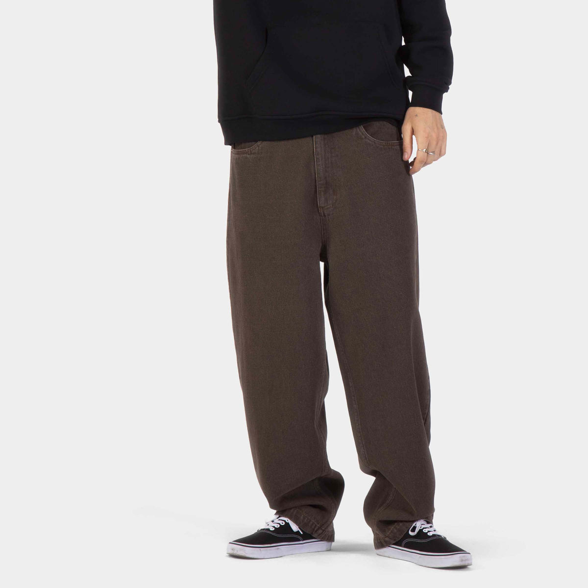 Pantalon skate Santa Cruz Big Pants Rust Overdye porté, coupe ample et tombé large dans une teinte brun rouille
