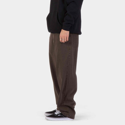 Profil du Big Pants Rust Overdye porté, montrant le volume de la jambe droite et l’ampleur au niveau des chevilles
