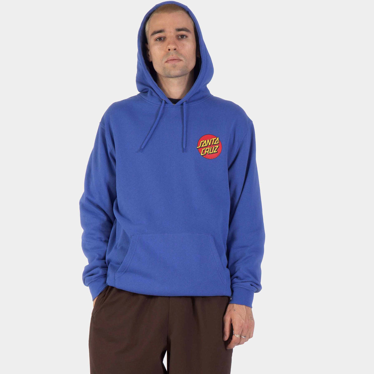 Sweat à capuche skate violet porté de face, petit emblème Classic Dot rouge placé sur la poitrine côté cœur