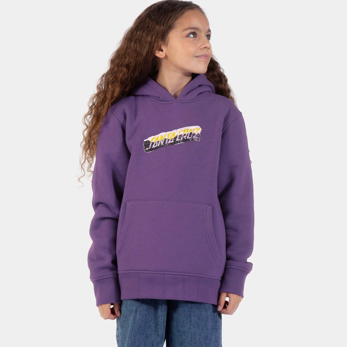 Vue portée trois-quarts du sweat violet, montrant la coupe droite, la capuche et le motif poitrine jaune et noir