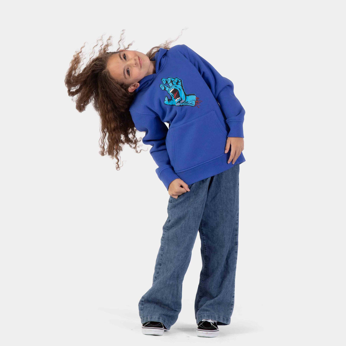 Hoodie skate enfant bleu porté en mouvement, montrant la poche kangourou et le grand motif Screaming Hand sur le devant et poche kangourou