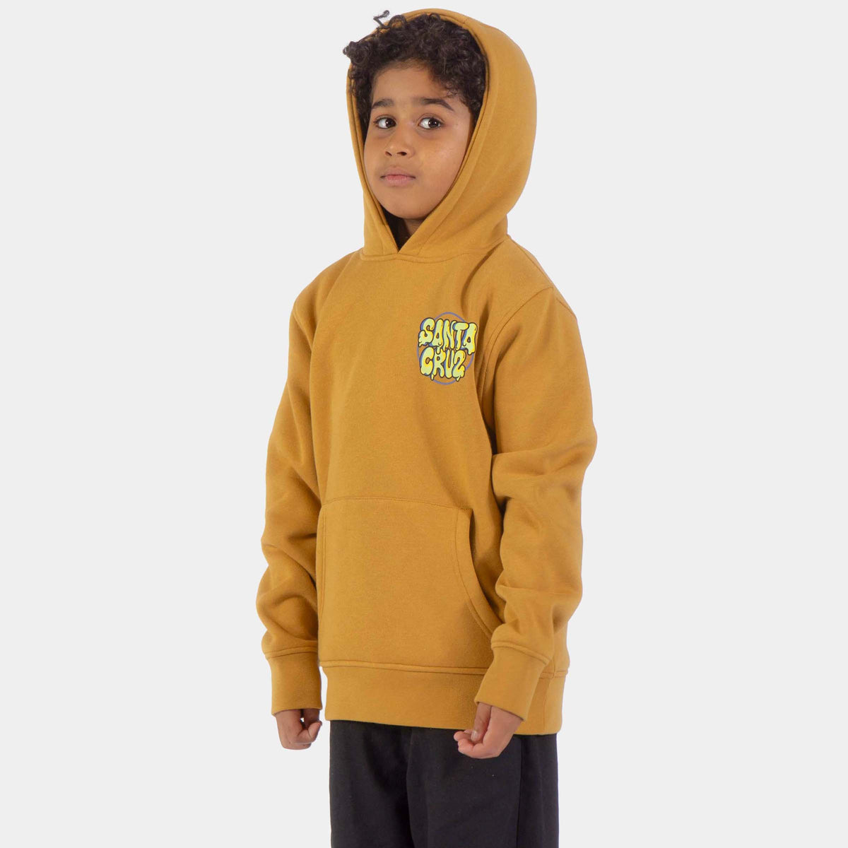 Hoodie skate moutarde porté de face, petit emblème Slime Balls multicolore placé sur la poitrine côté cœur