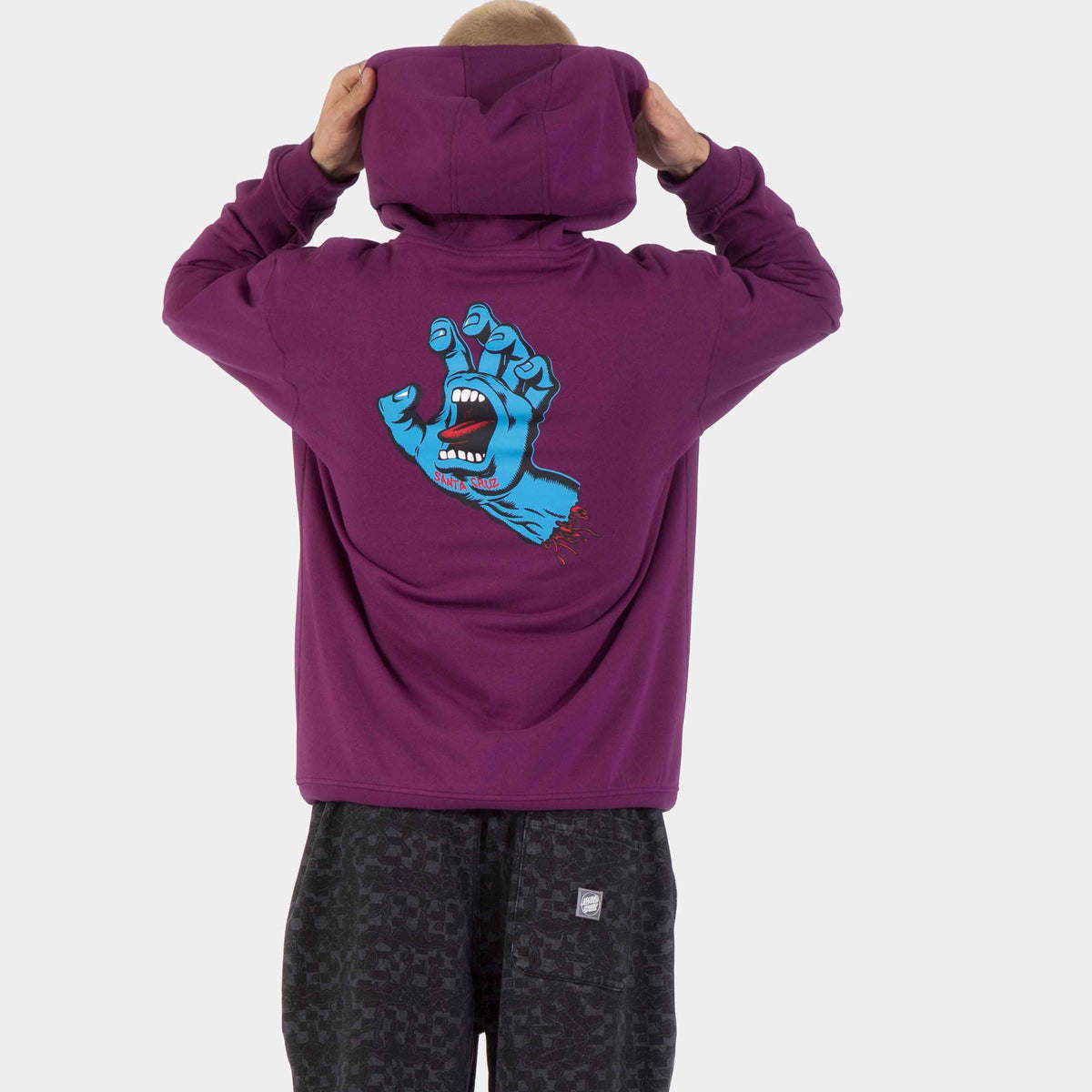 Sweat Screaming Hand porté de dos, avec grand graphisme bleu visible sous la capuche relevée par le mannequin