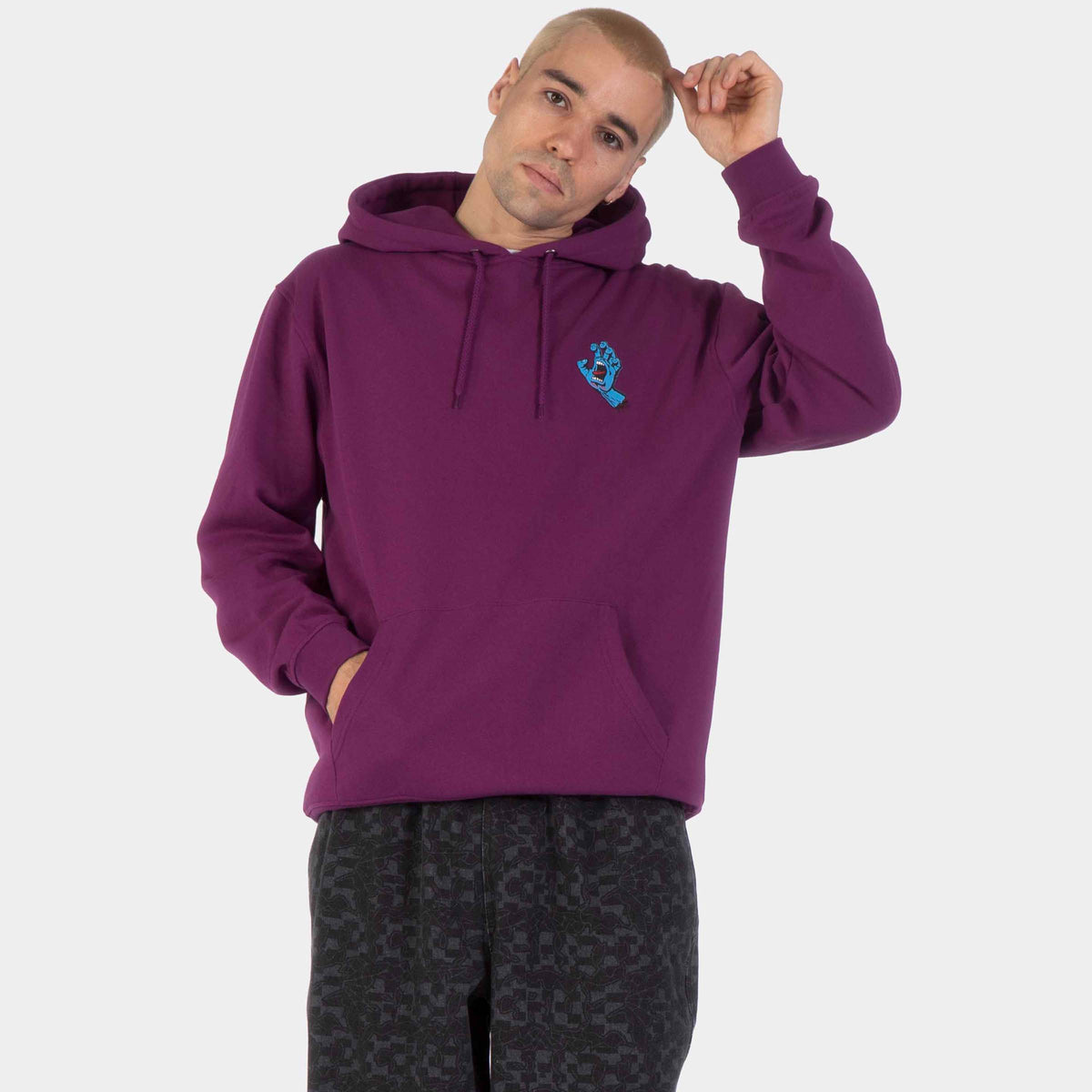 Vue trois-quarts du hoodie violet porté, mettant en évidence la capuche, le volume des manches et la coupe du modèle
