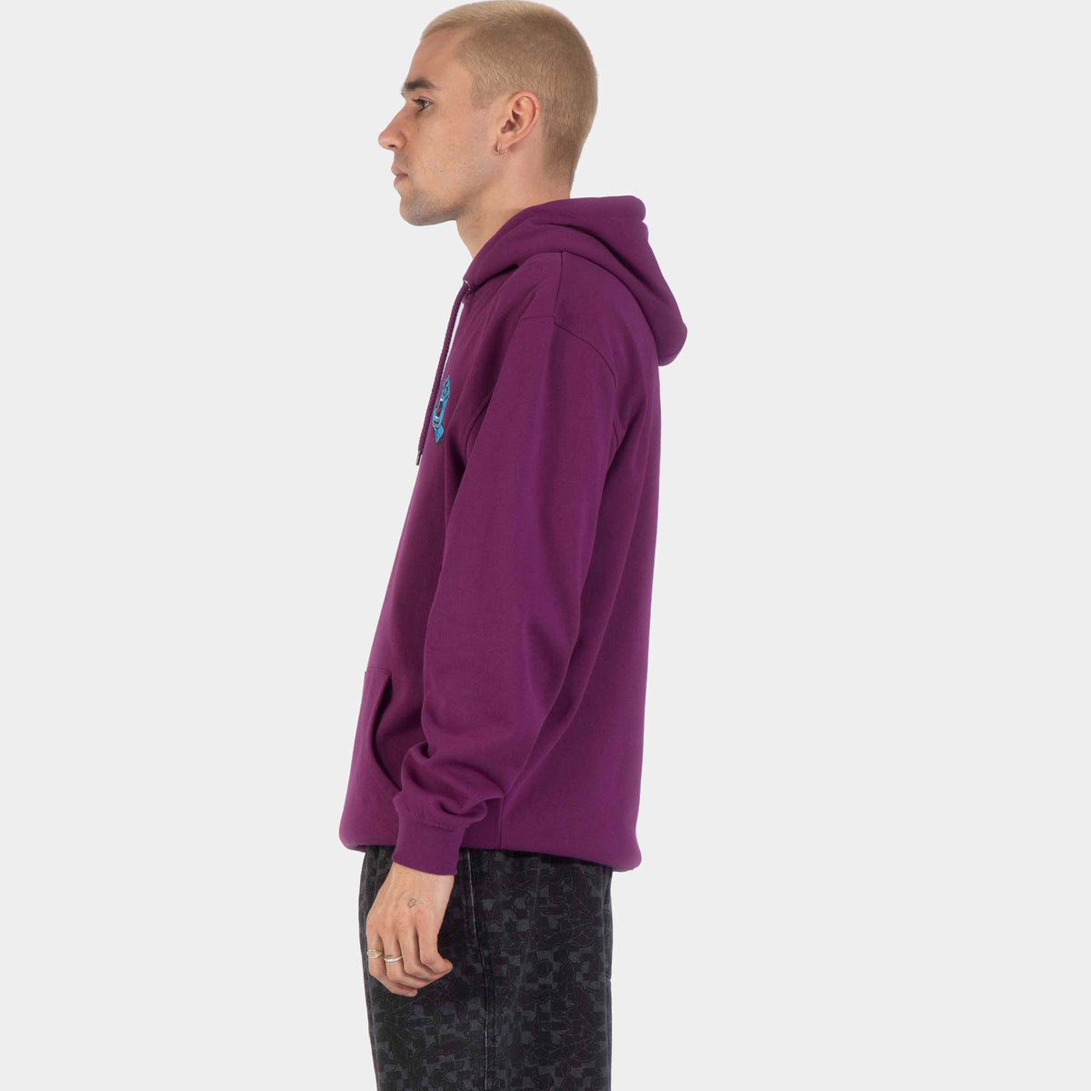 Profil du Santa Cruz Screaming Hand Chest Hood Fresh Purple porté, avec silhouette droite et capuche posée dans le dos