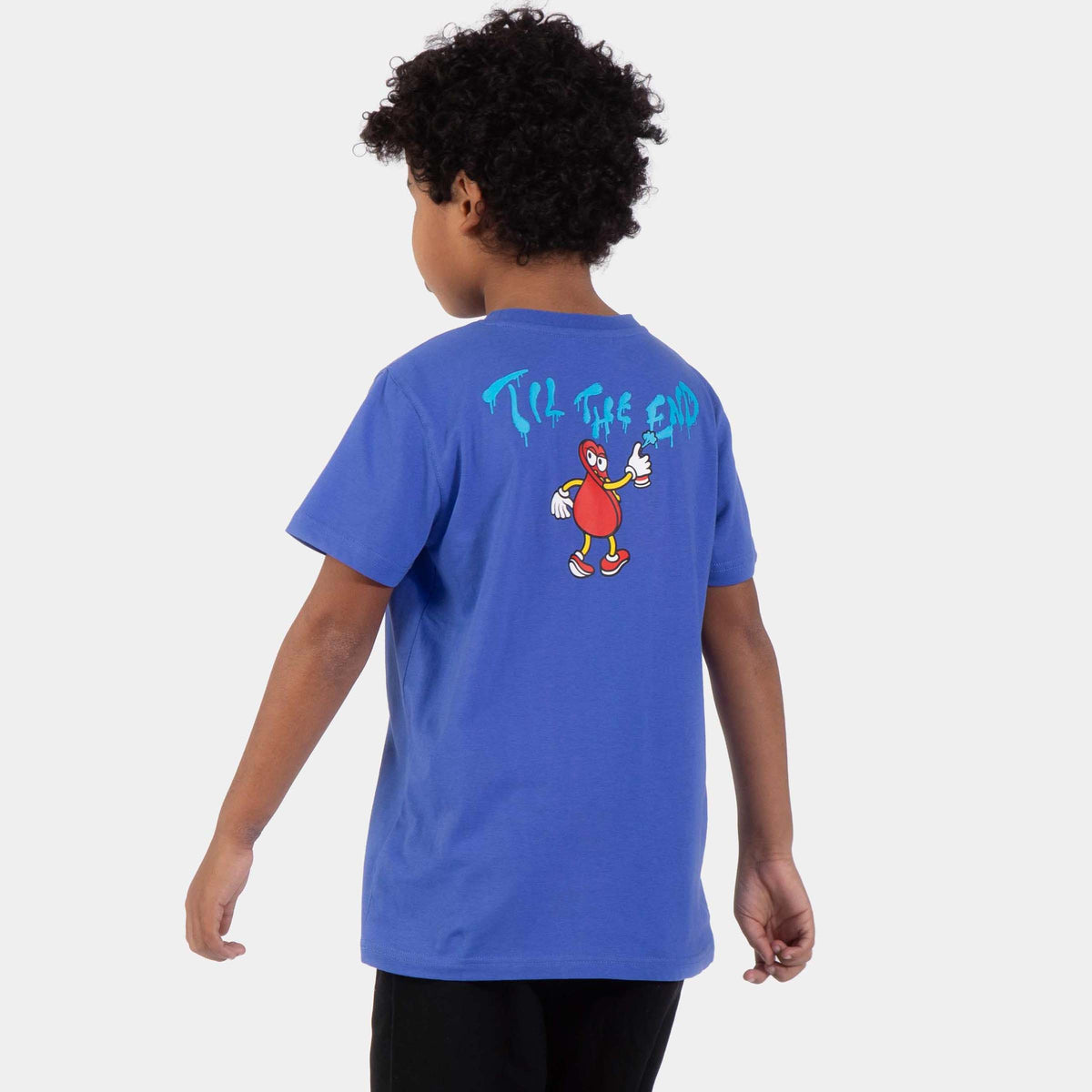 Vue portée de dos du tee-shirt skate bleu, avec lettrage bleu clair et petit personnage rouge dans le haut du dos