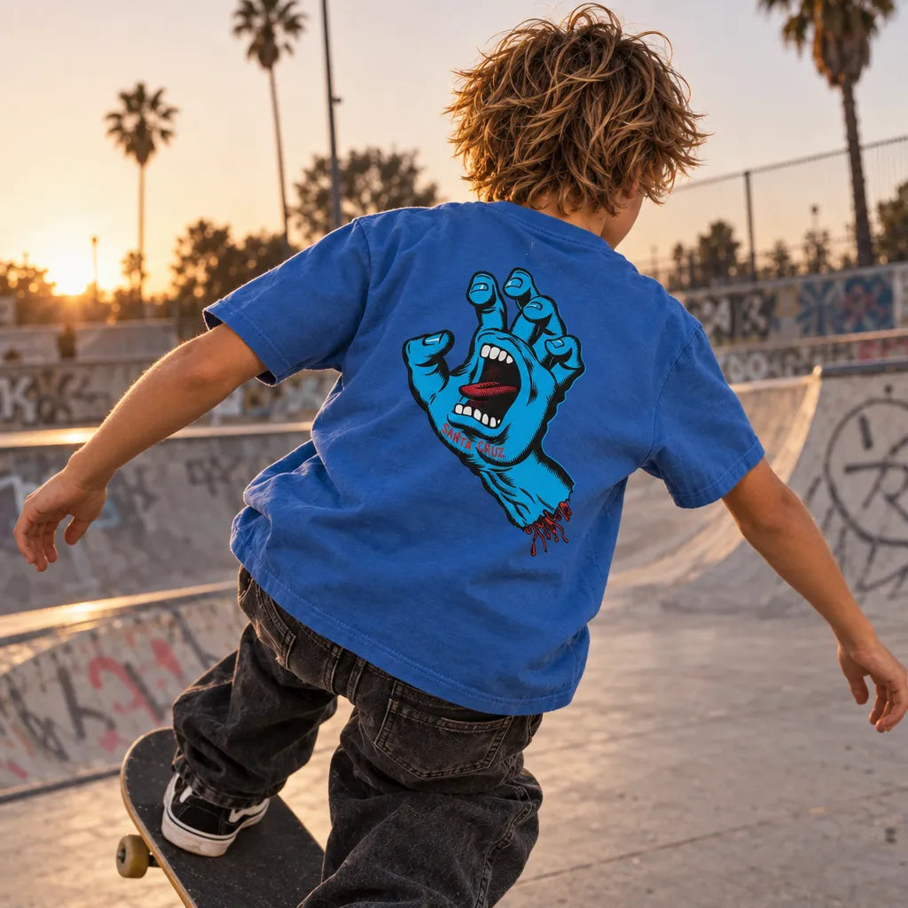 tee shirt santa cruz bleu enfant vue de dos avec screaming hand bleue  lifestyle skatepark