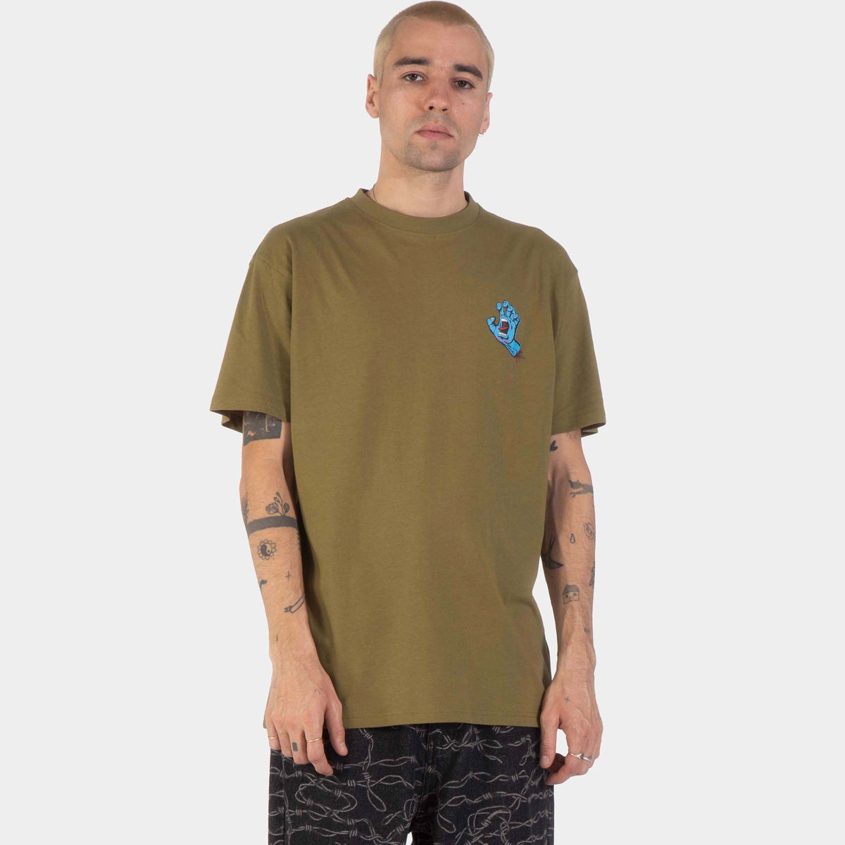 Modèle skate porté de face, coloris vert olive et petit emblème Screaming Hand bleu placé sur la poitrine