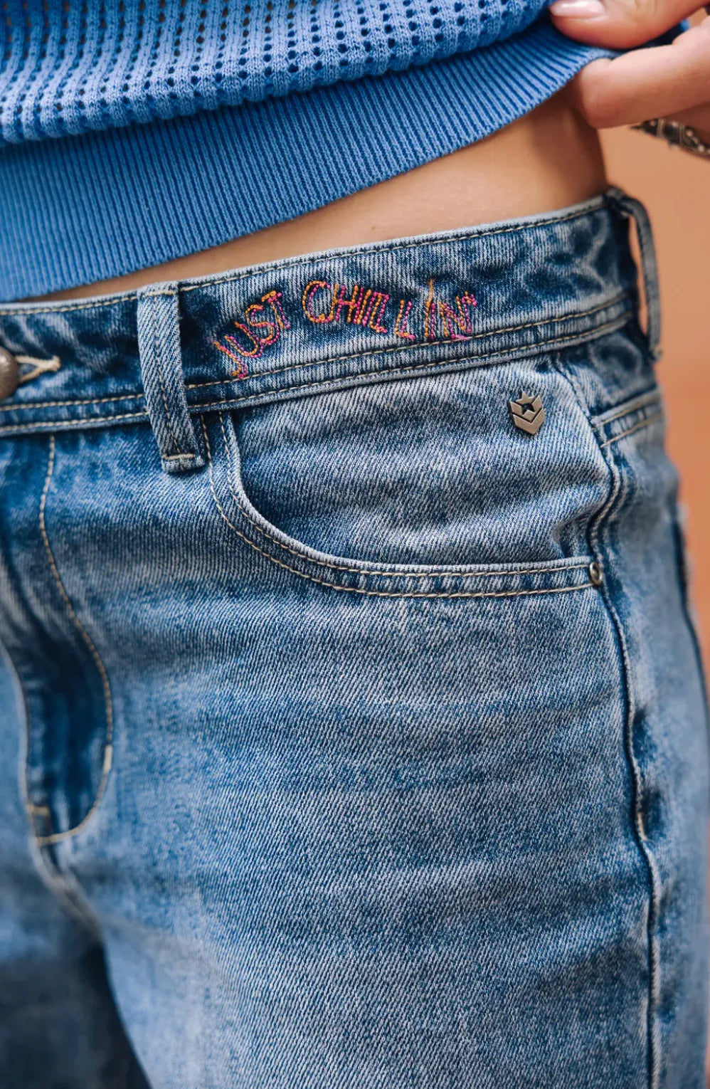detail ceinture short jean brodries rouge poches avant