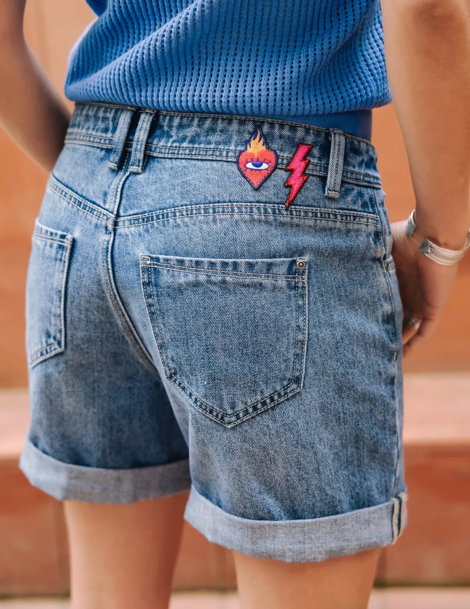 short jean femme detail dos broderie coeur et eclair poche arriere
