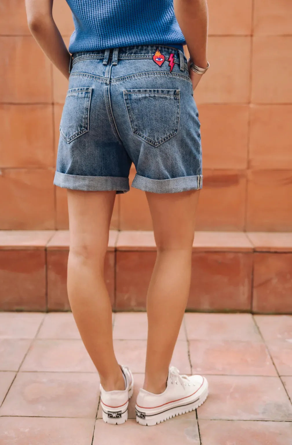 short jean femme vue arriere coupe droite revers marques