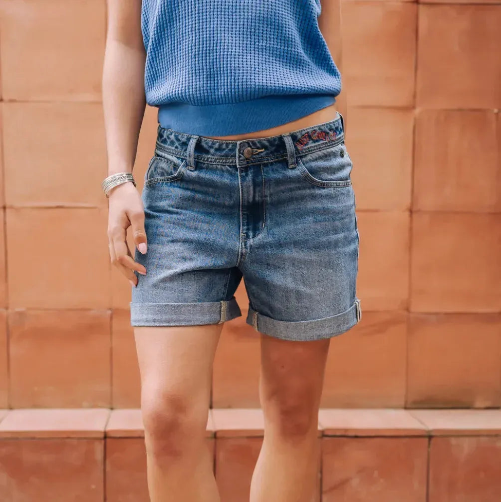 short jean femme porte silhouette ete  look decontracte