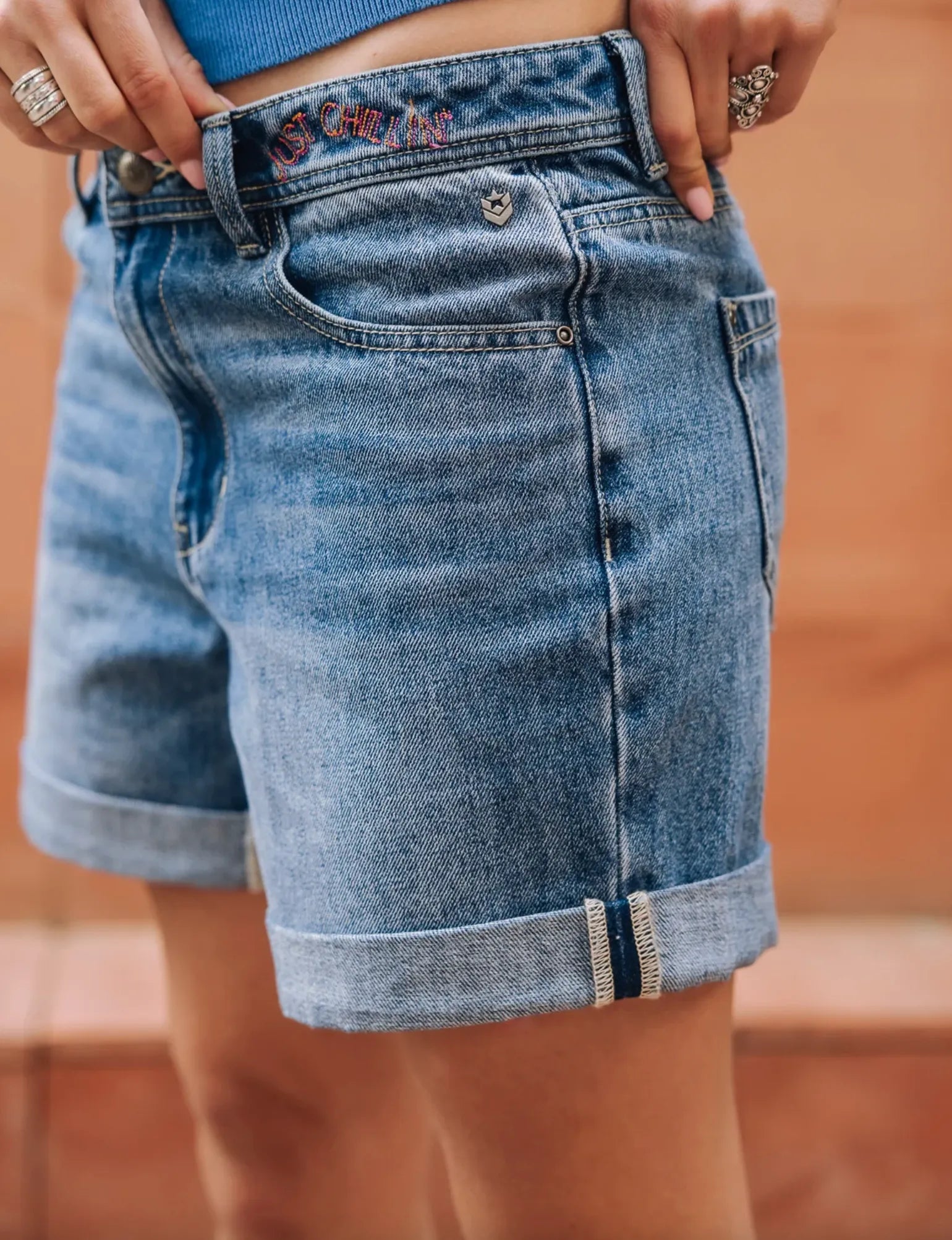 short denim femme coupe droite avec revers bas de jambe