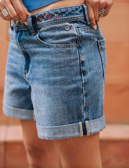 short denim femme coupe droite avec revers bas de jambe