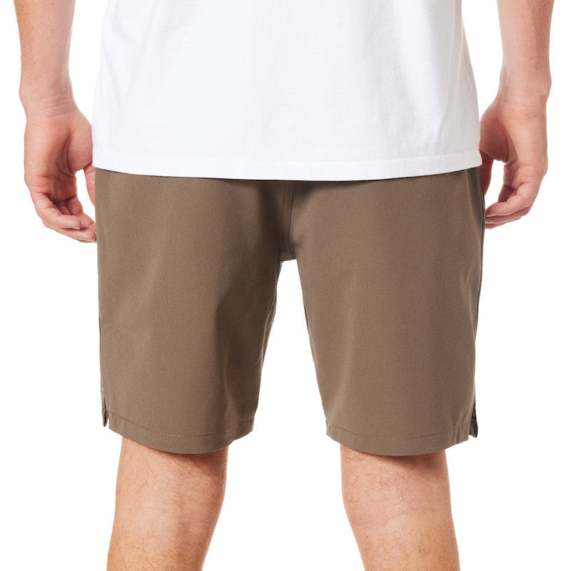 short katin wanderer hybrid beige homme porte longueur mi cuisse