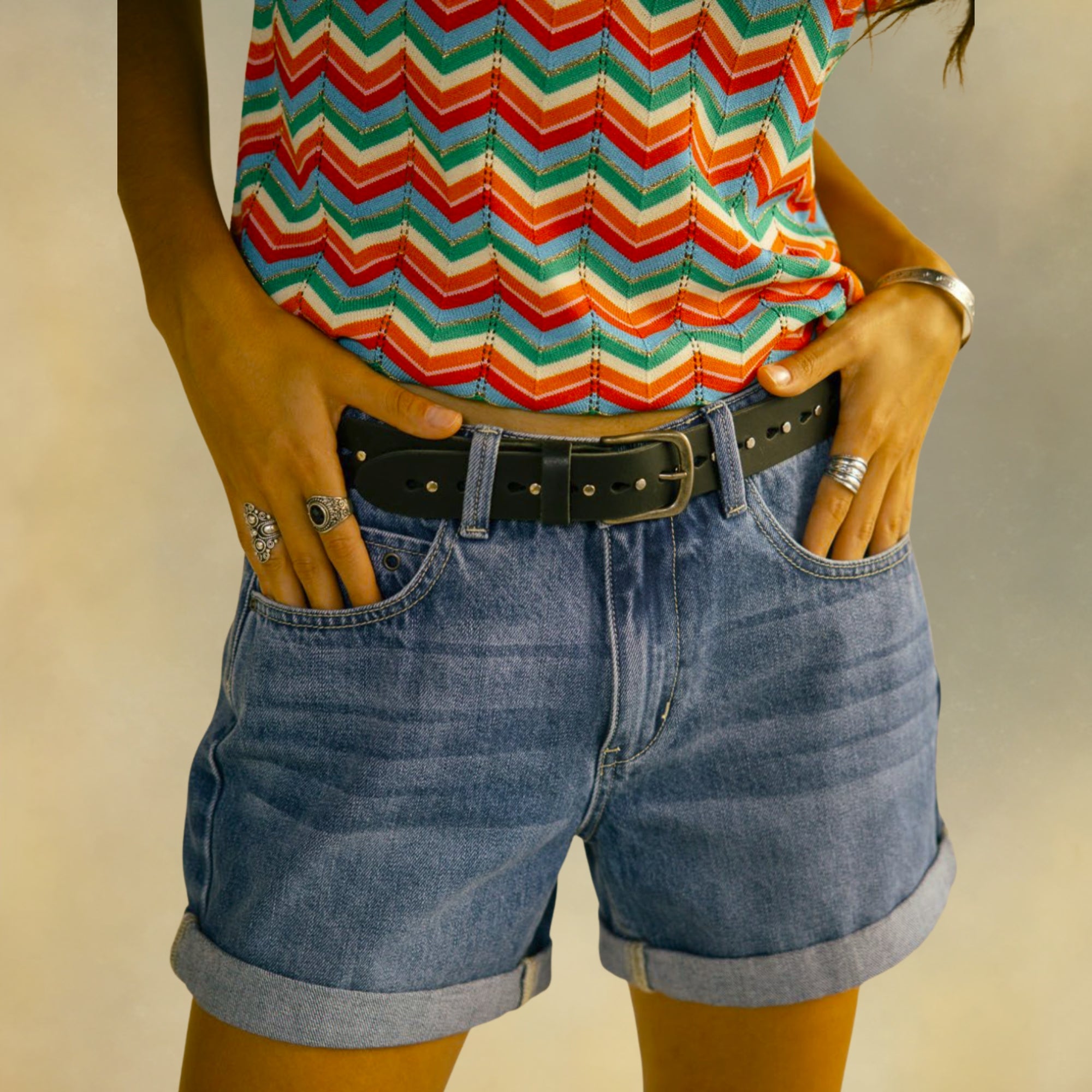 short en jean femme porté par femme et ceinture noire