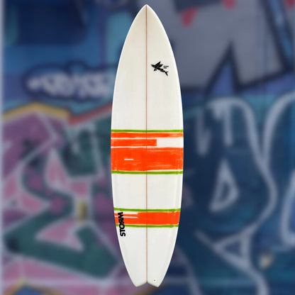 shortboard surf blanc orange et vert storm vue de face