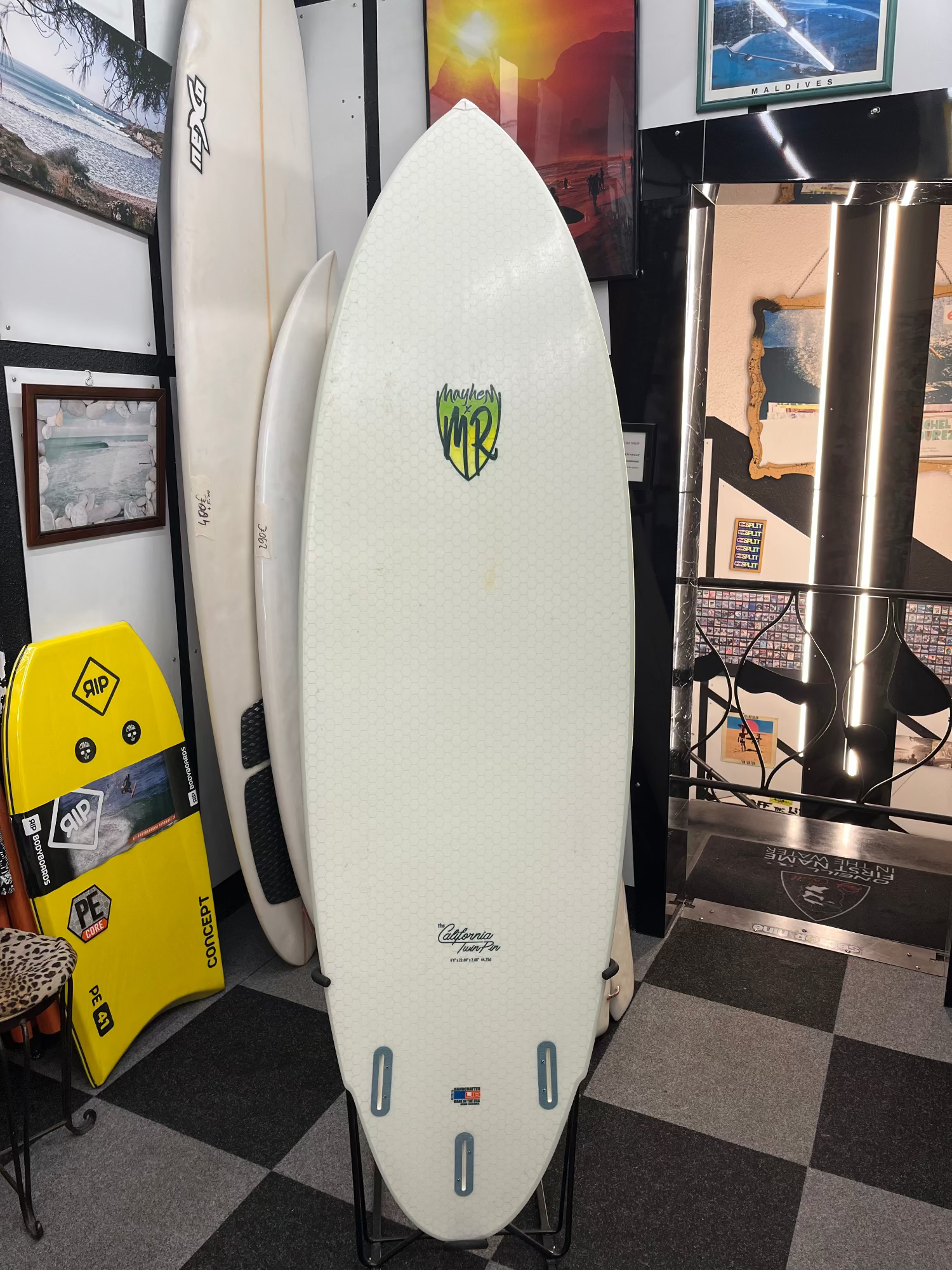 vue de dessous surf blanc avec motif nid d abeille blanc