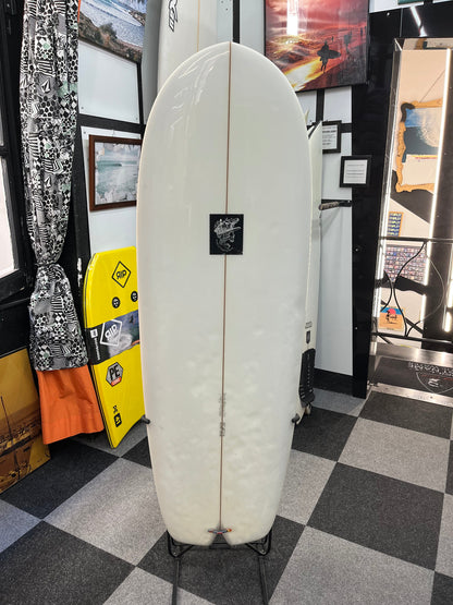 vue de face surf blanc avec logo noir