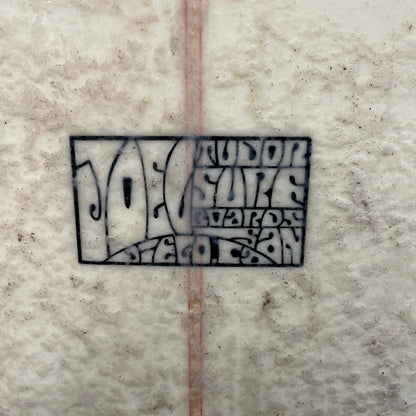 zoom sur le logo de tudor surfboards