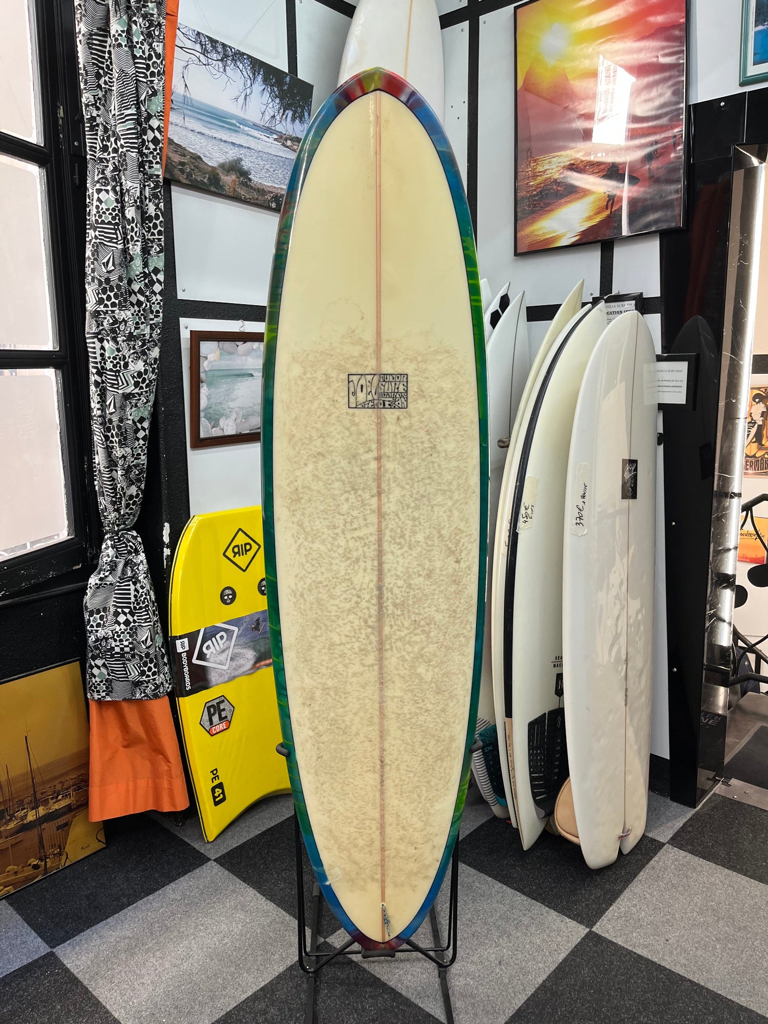 surf blanc avec contour multicolore vue de face
