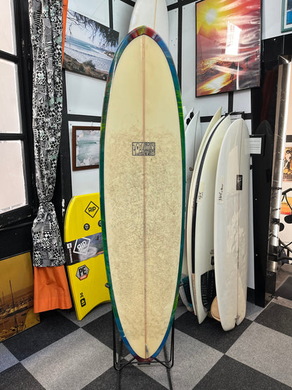 surf blanc avec contour multicolore vue de face