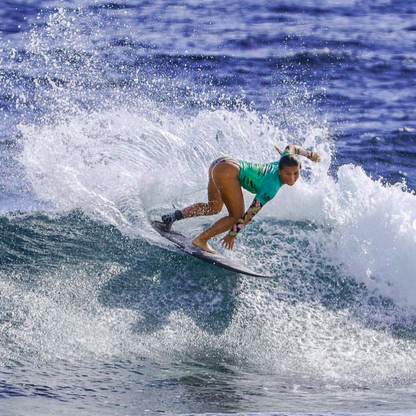 surfeuse sky brown sur vague en train de surfer avec pad fcs