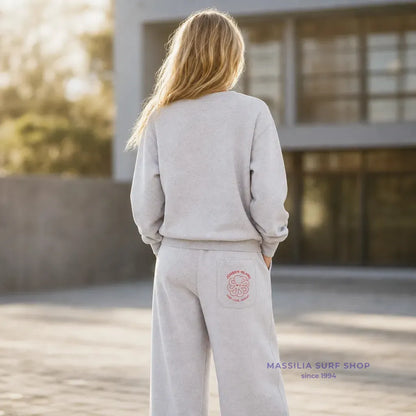 Pantalon Joggy Women vu en situation, taille élastiquée et silhouette droite avec logo poulpe rose au dos