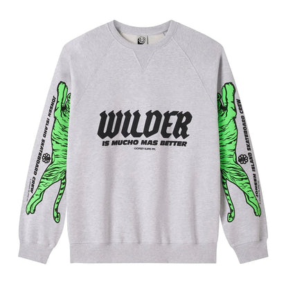 Face du sweatshirt gris chiné, grand lettrage noir Wilder sur la poitrine et illustrations de tigres verts le long des manches