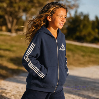Sweat zippé surfwear Big Rock Stripes enfant bleu marine porté, trois bandes blanches sur les manches et petit emblème montagne poitrine