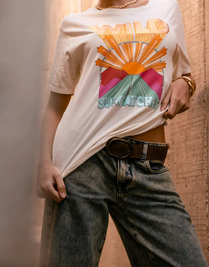 t shirt femme imprime porte avec jean large tenue decontractee