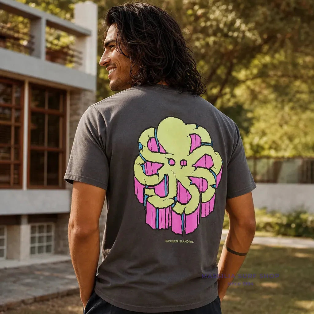 Porté de dos, t-shirt surfwear Jonsen Island Big Stone Age noir délavé avec grande pieuvre vert citron et rose au graphisme en relief