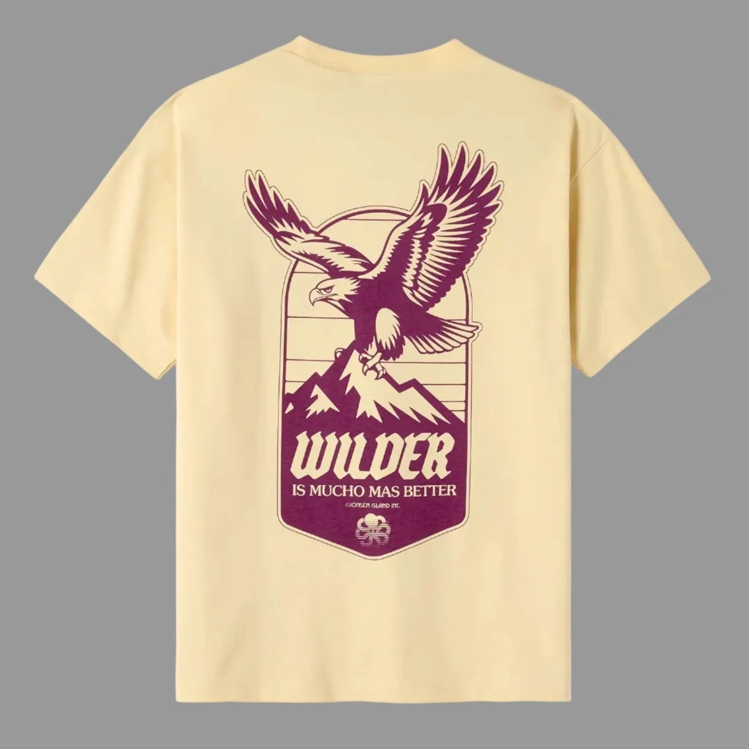tee shirt oversize jaune jonsen island avec aigle rouge posé sur une montagne vue de dos