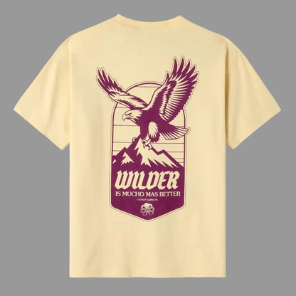 tee shirt oversize jaune jonsen island avec aigle rouge posé sur une montagne vue de dos