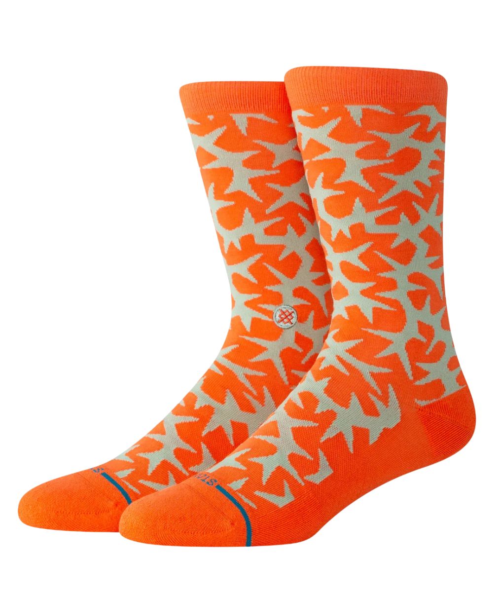 Chaussettes Stance Thornz crew portées montrant le motif graphique orange et beige