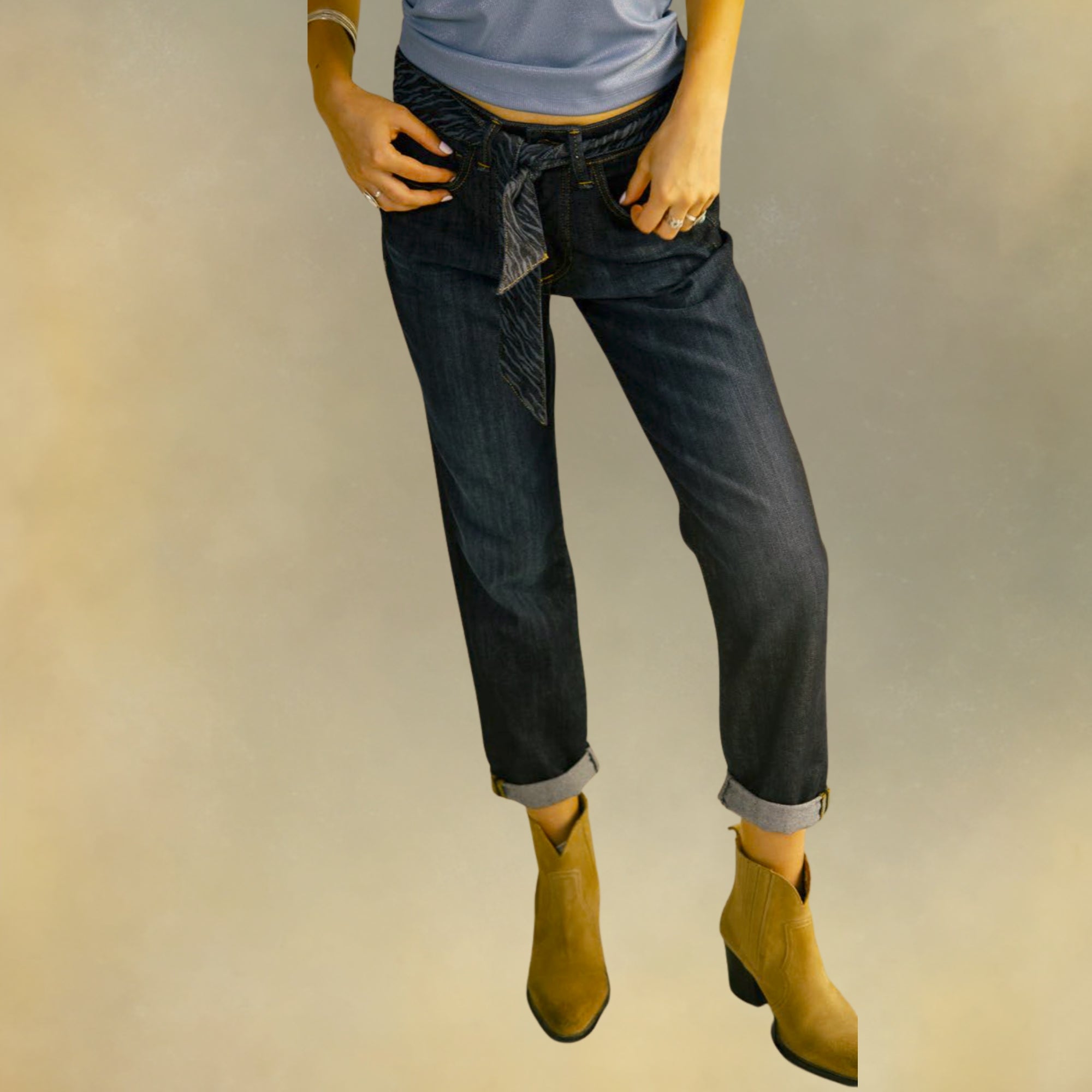 jean droit femme taille mi haute denim foncé porté par mannequin