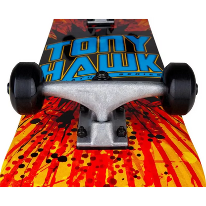 Zoom sur truck, roues noires et logo Tony Hawk du skateboard complet Shatter Logo