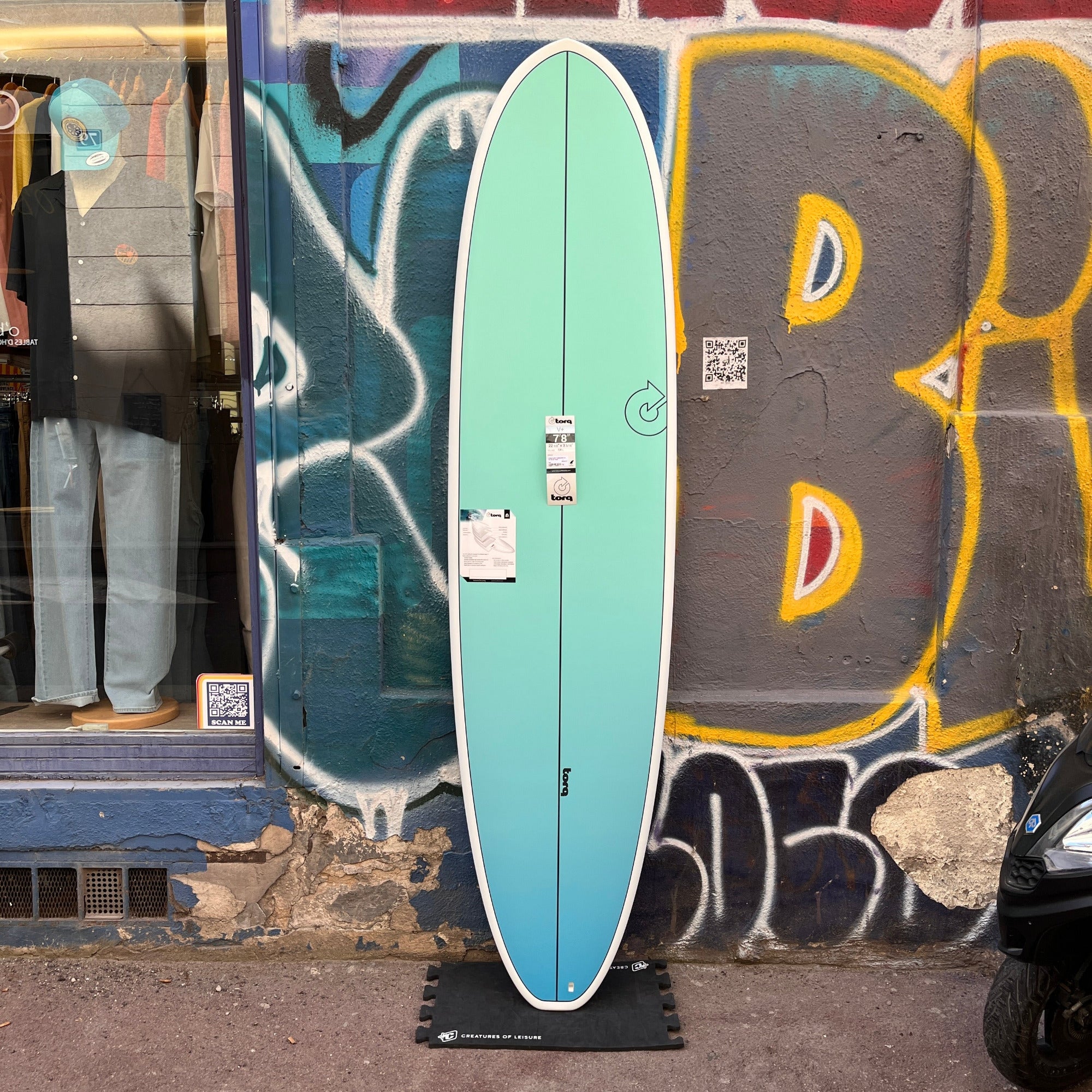 vue de face posee sur mur de la boutique massilia surf shop a marseille