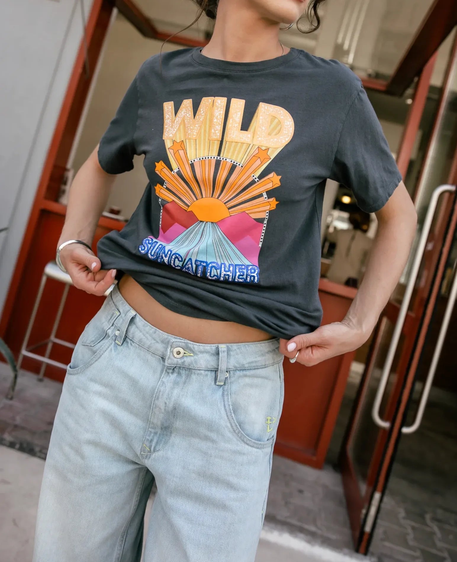 detail t shirt femme imprime graphique multicolore visuel artistique devant