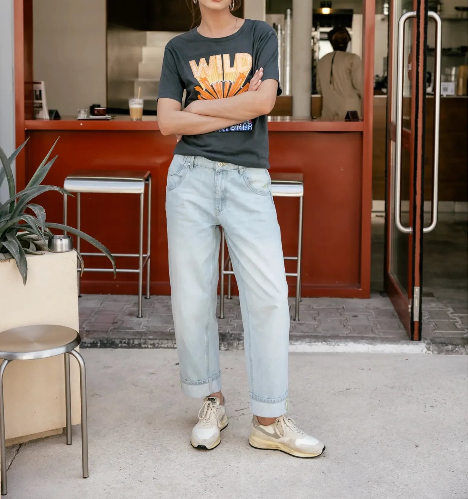 t shirt femme noir tenue casual avec jean silhouette style ville