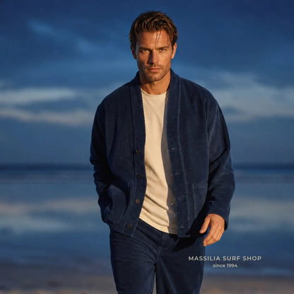veste velours homme bask in the sun ruben portée sur la plage 