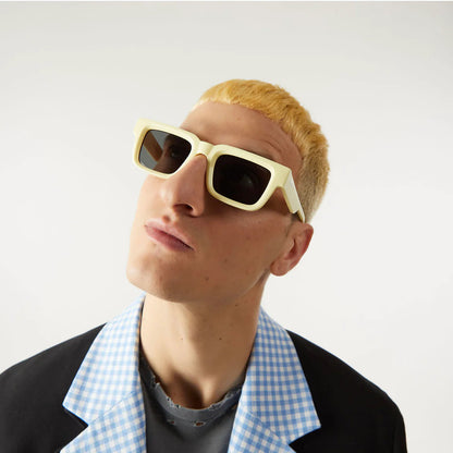 lunettes de soleil mixte jaune forme rectangulaire porté par un homme