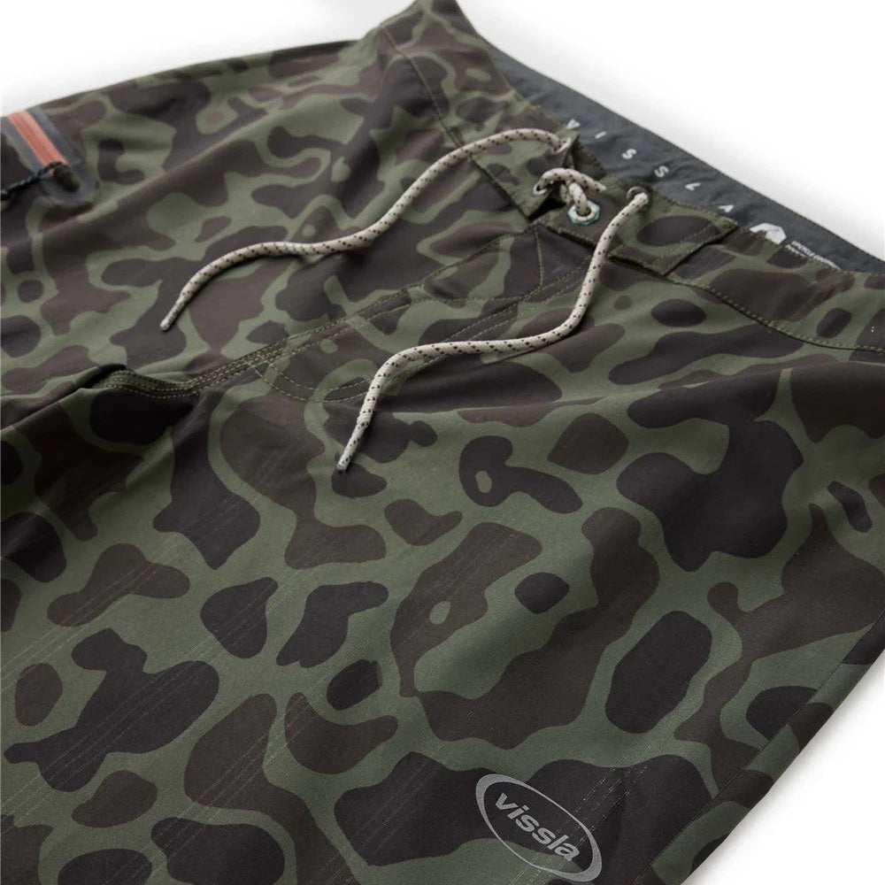 détail tissu technique Vissla High Seas perforations laser évacuation eau