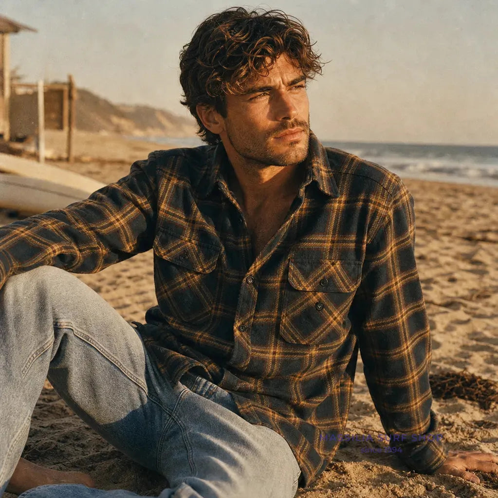 homme portant chemise polaire noire à carreaux marron eco zy polar  flannel vissla lifestyle