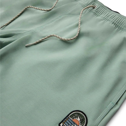 detail ceinture elastique et logo brodé
