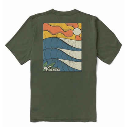 Dos du t-shirt Vissla Caught Inside Surplus vert olive, grand print rectangulaire mêlant vagues bleues et bandes ondulées orange et jaune