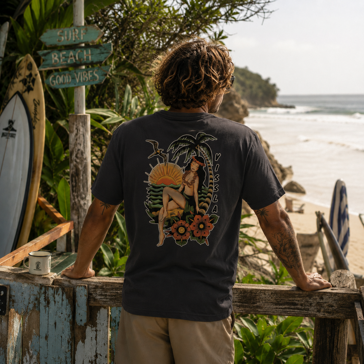 homme vue de dos avec tee shirt gris et logo vahiné cocotier palmier et er