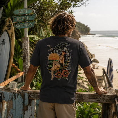 homme vue de dos avec tee shirt gris et logo vahiné cocotier palmier et er