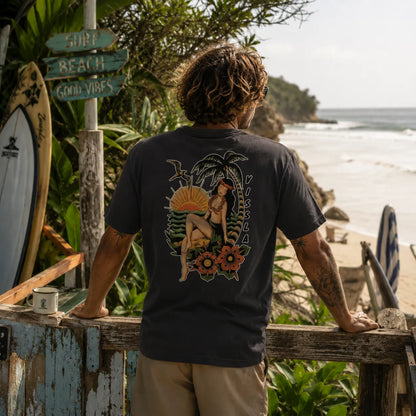 homme vue de dos avec tee shirt gris et logo vahiné cocotier palmier et er